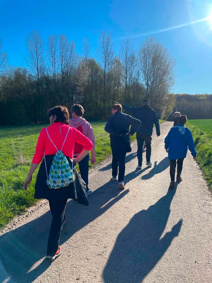 Le groupe de dos sur un chemin de gravier, dans la lumière basse de l'automne