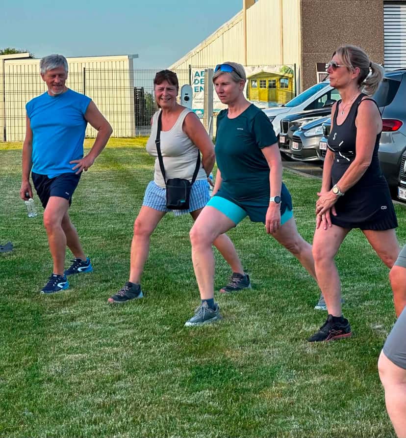 Exercices d'échauffement sur l'herbe avant la marche active