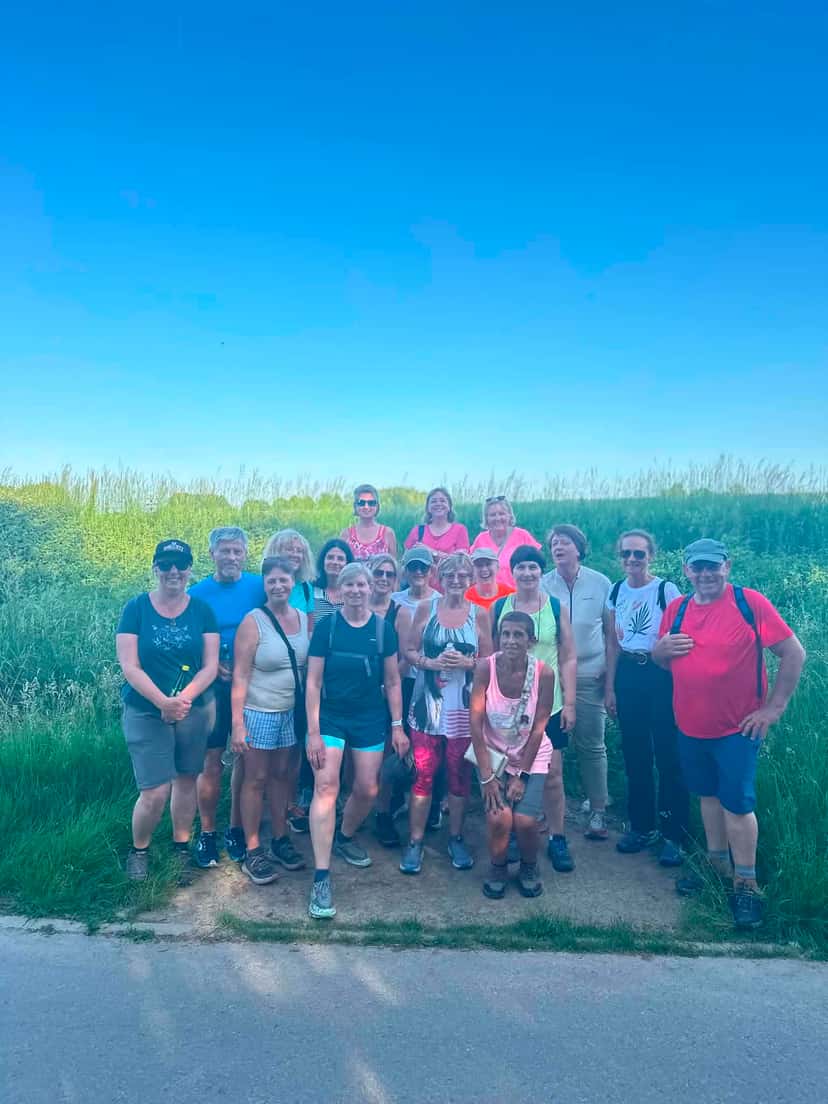 Grande photo de groupe devant un champ, au terme d'une sortie d'été