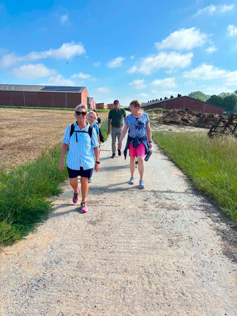 Retour vers le village, le long des bâtiments de ferme