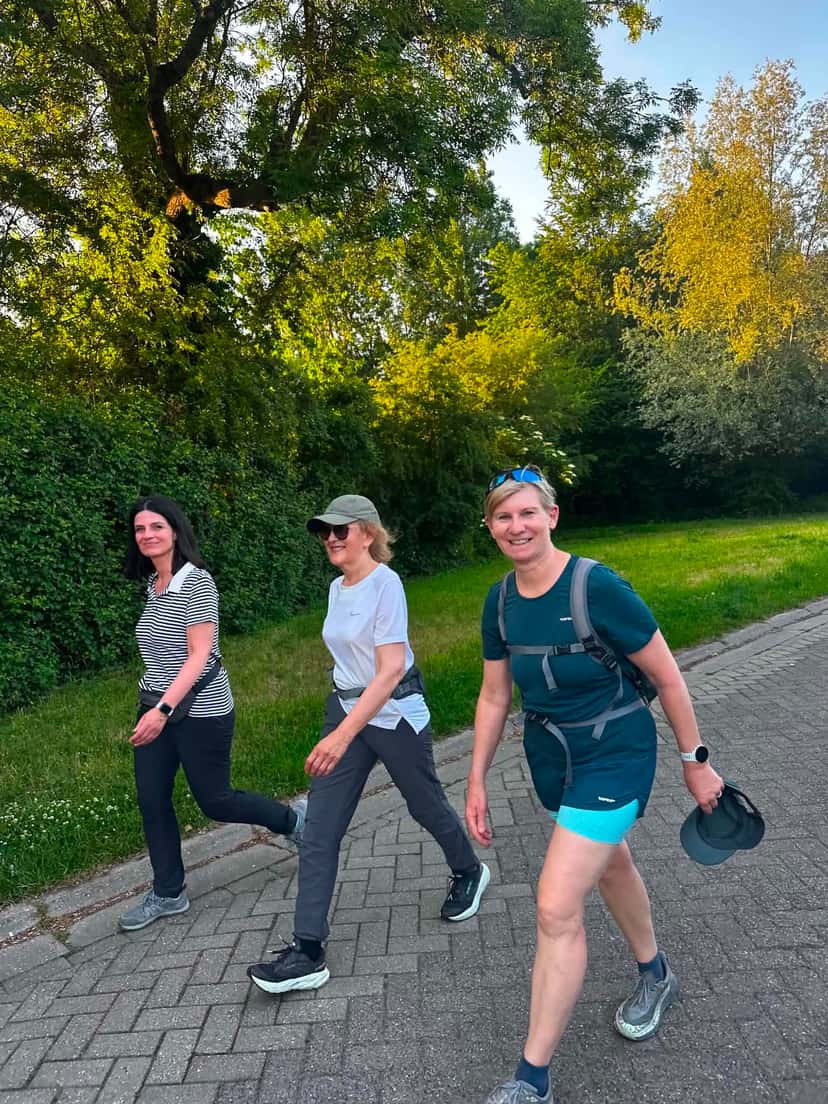Trois marcheuses lancées sur le chemin, en fin de journée