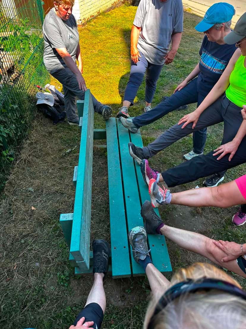 Étirements des mollets sur les bancs, après l'effort